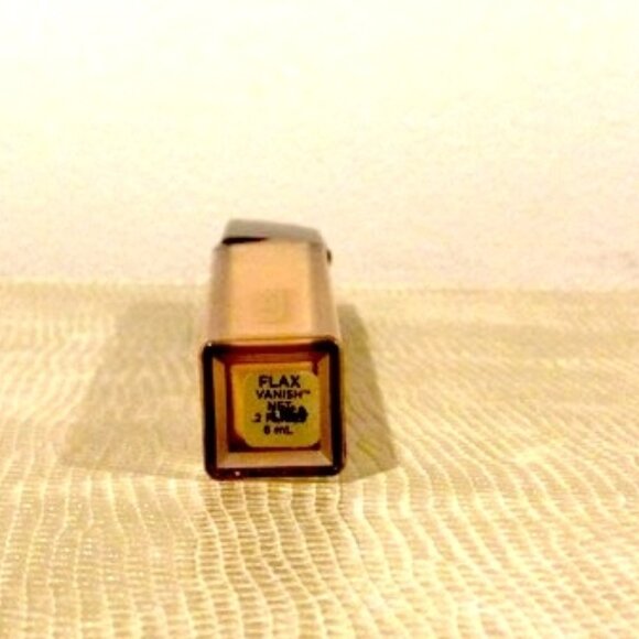 Vanish™ Airbrush Concealer in FLAX - Picture 2 of 3